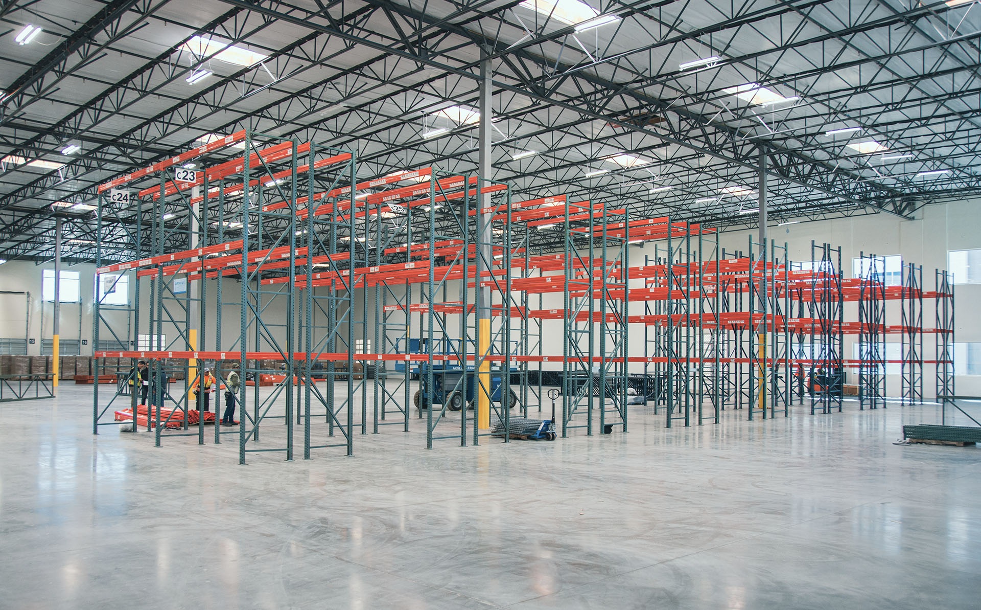 Selective pallet rack bays with orange beams